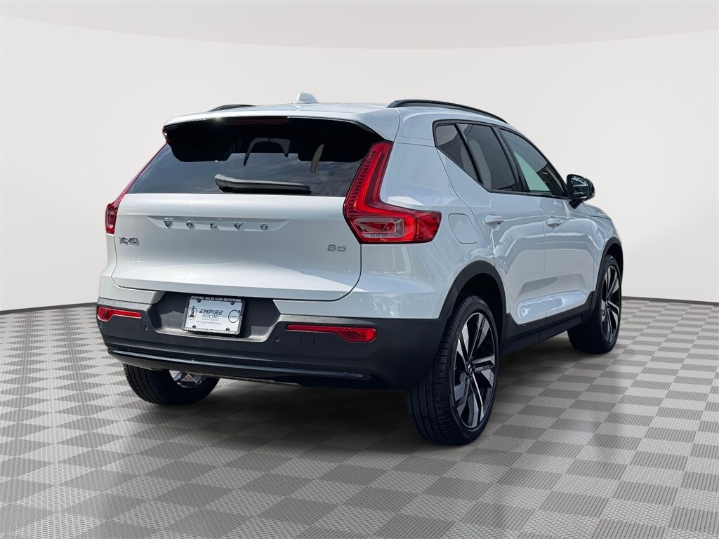 2025 Volvo XC40 photo 3