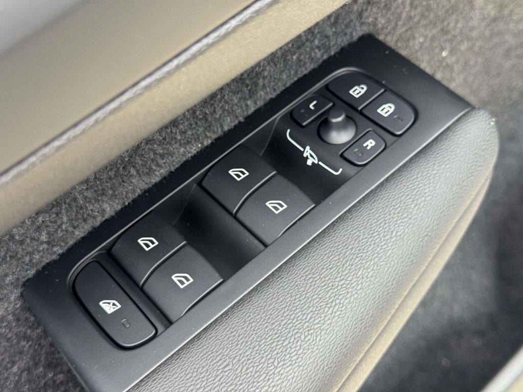 2026 Volvo XC40 Plus - Photo 18