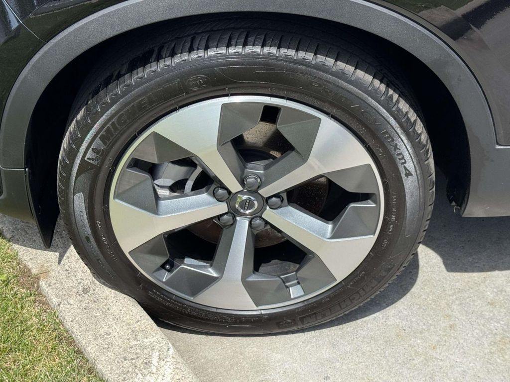 2026 Volvo XC40 Plus - Photo 9