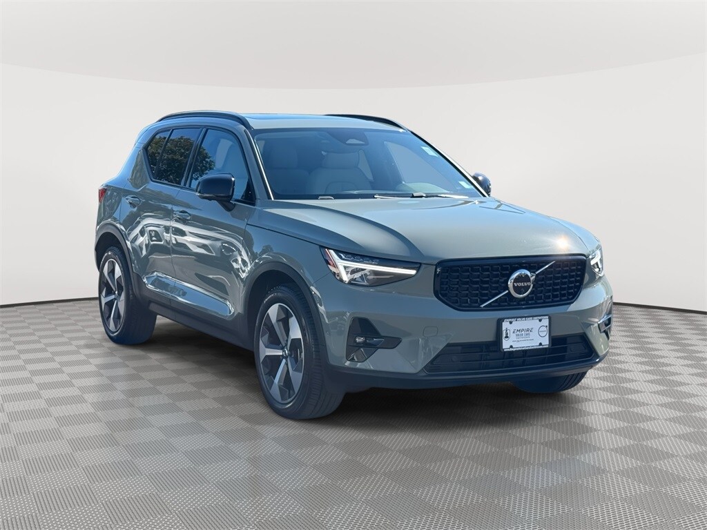 2023 Volvo XC40 AWD Plus photo 2