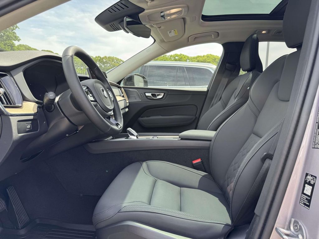 2026 Volvo XC60 Plus - Photo 17