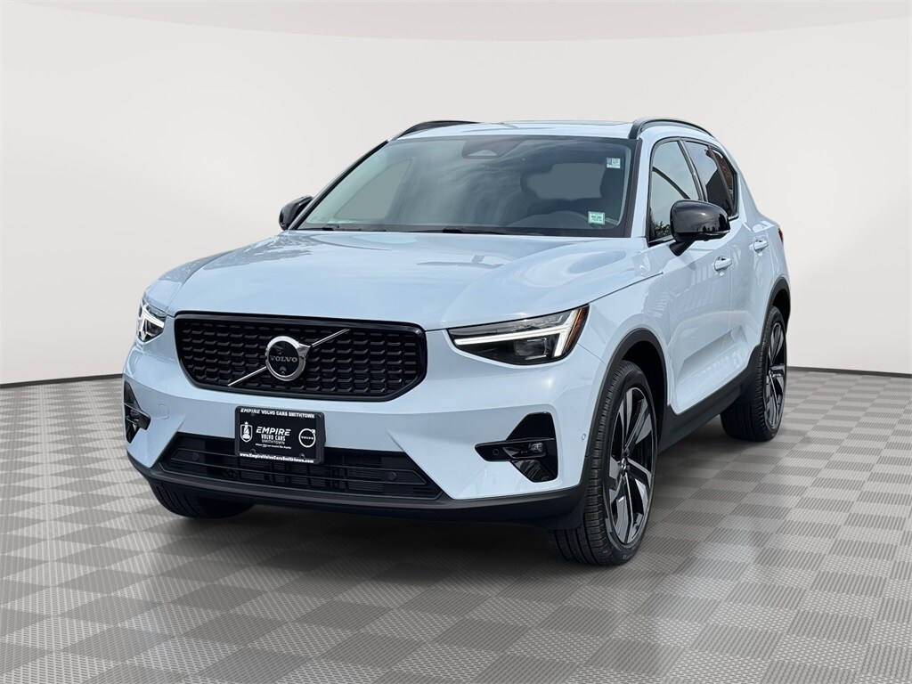 2025 Volvo XC40 Plus photo 2