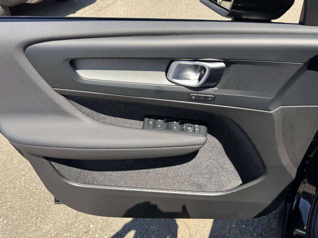2026 Volvo XC40 Plus - Photo 17