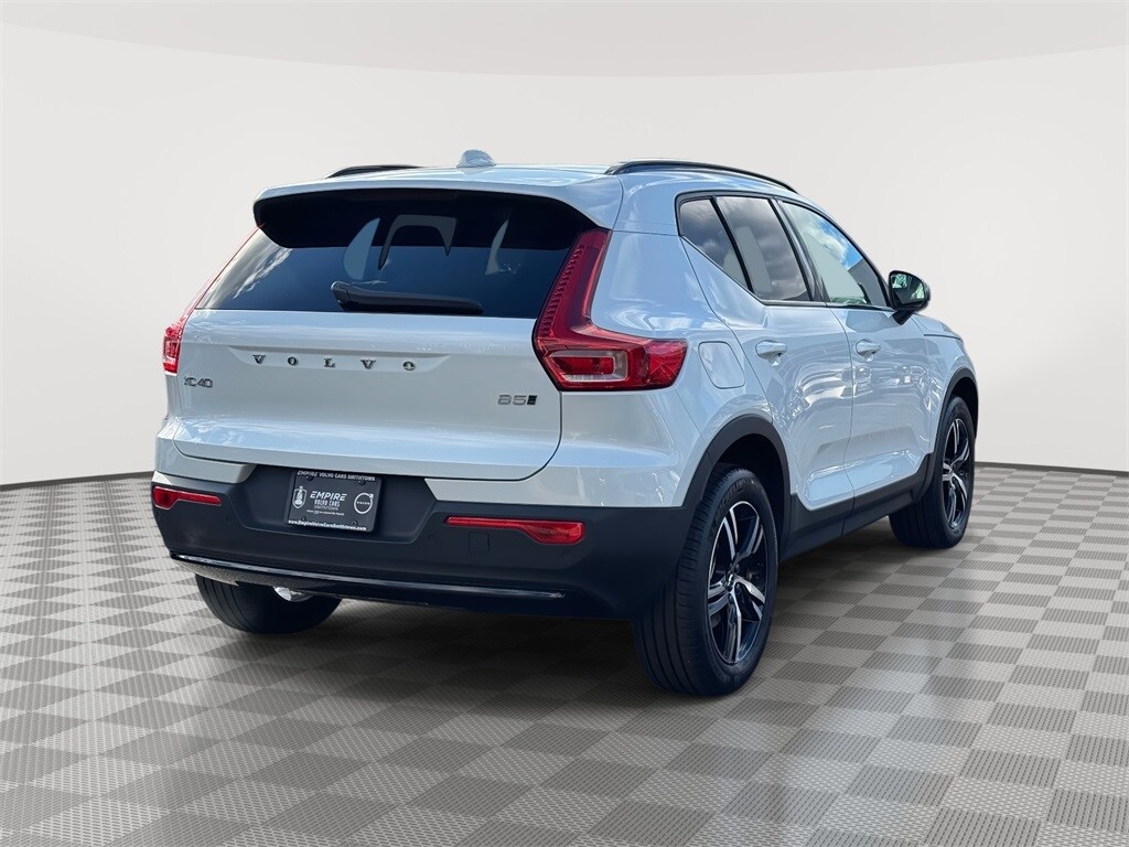 2023 Volvo XC40 AWD Plus photo 2