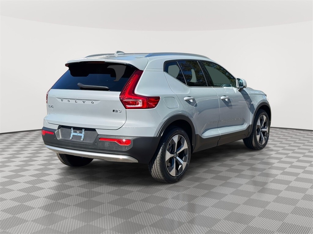 2025 Volvo XC40 Core photo 3