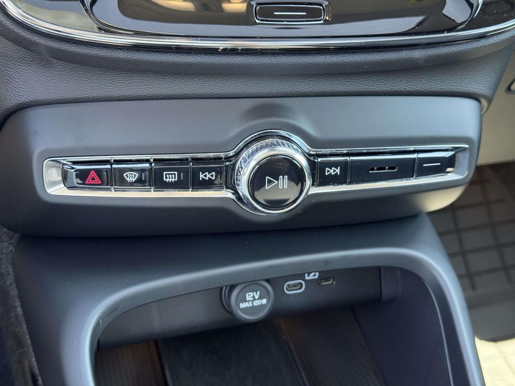 2026 Volvo XC40 Plus - Photo 30