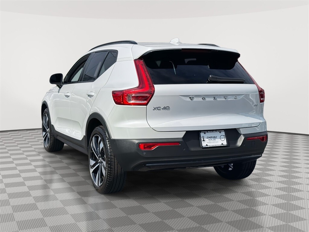 2025 Volvo XC40 photo 4