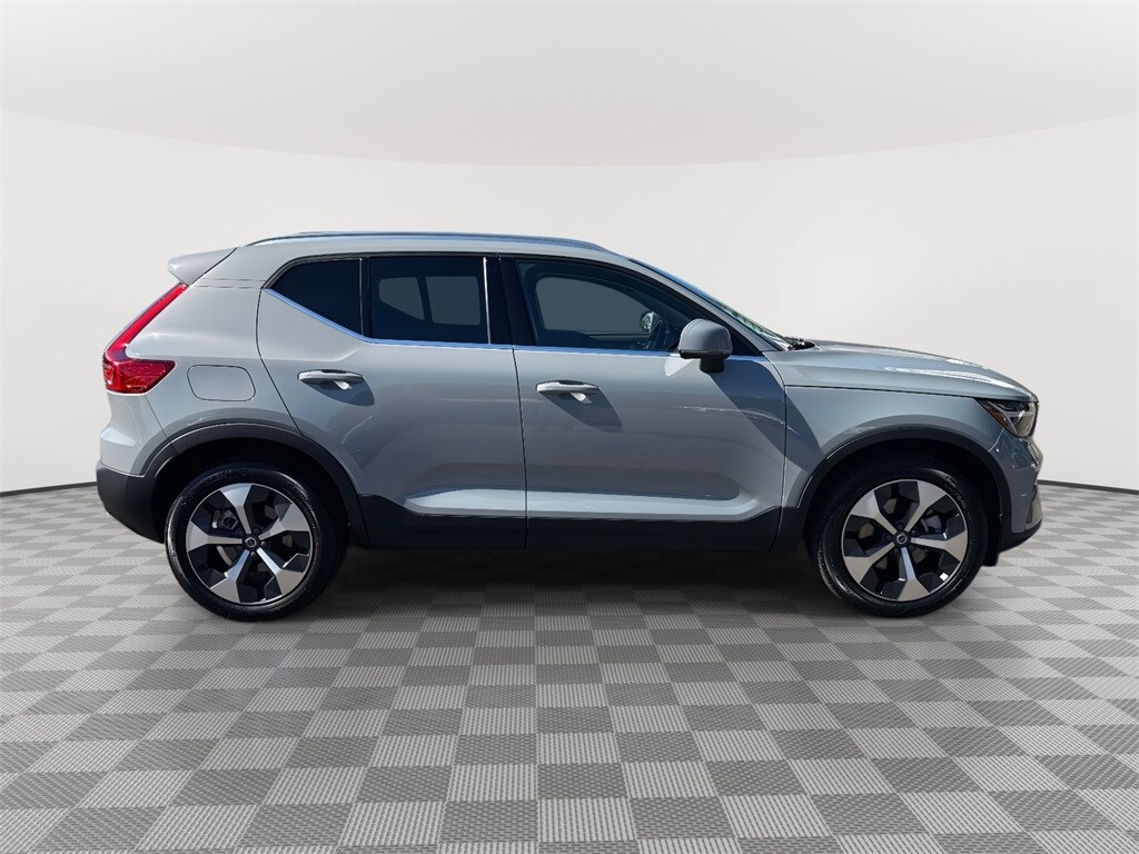 2025 Volvo XC40 Core photo 2