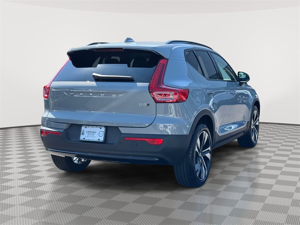 2025 Volvo XC40 photo 3