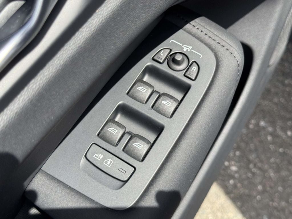 2026 Volvo XC60 Plus - Photo 19