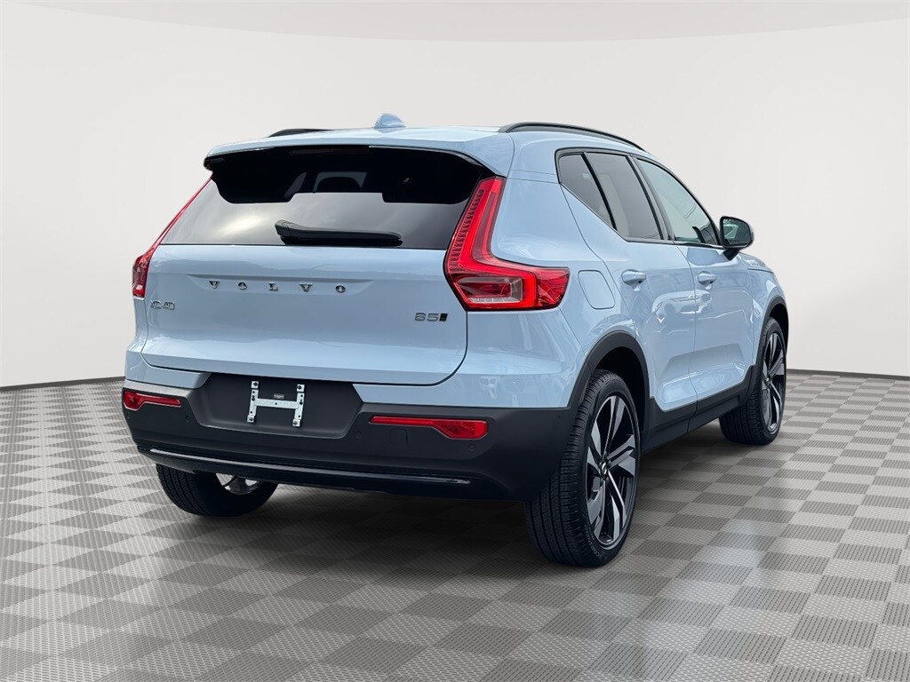 2025 Volvo XC40 Plus photo 3