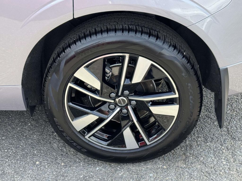 2026 Volvo XC60 Plus - Photo 8