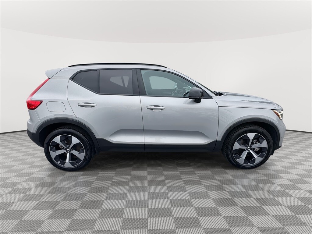 2025 Volvo XC40 Plus photo 3