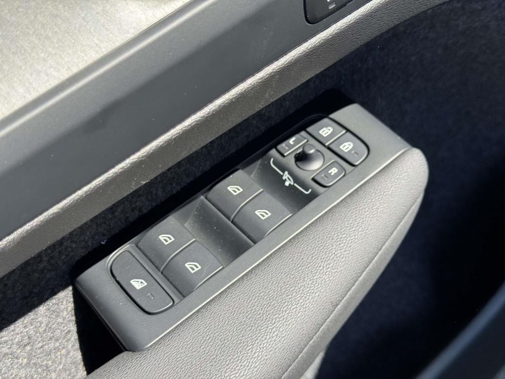 2026 Volvo XC40 Plus - Photo 18