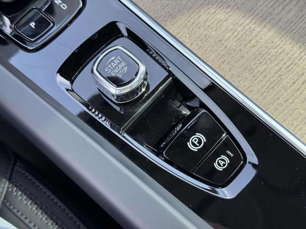 2026 Volvo XC60 Plus - Photo 33