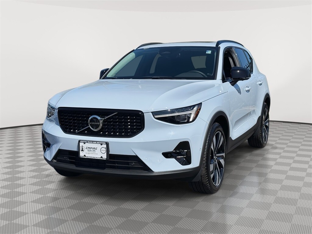 2025 Volvo XC40 Plus photo 2
