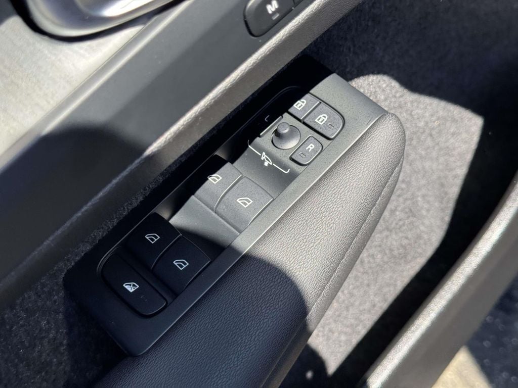 2026 Volvo XC40 Plus - Photo 18