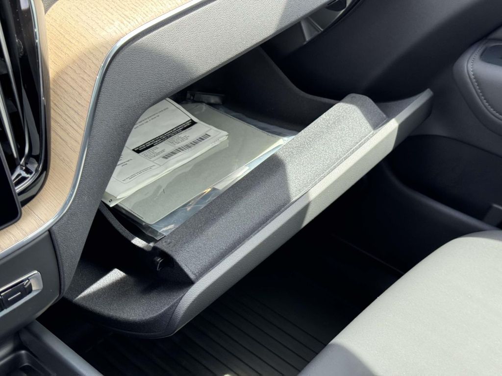 2026 Volvo XC60 Plus - Photo 35