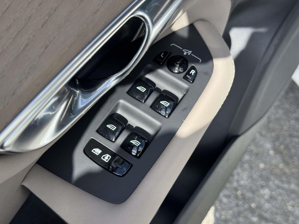 2026 Volvo XC90 Plus - Photo 18