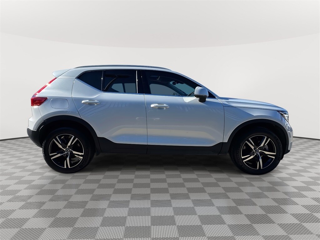 2025 Volvo XC40 Core photo 2