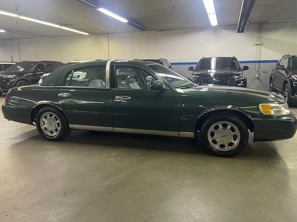 Used 1999 Lincoln Town Car Signature Sedan