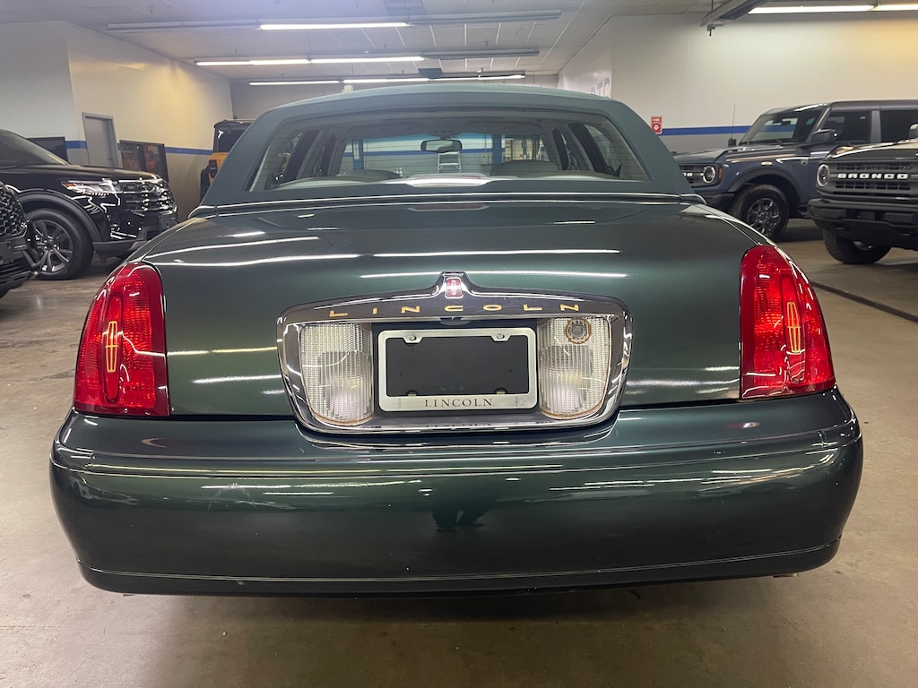 Used 1999 Lincoln Town Car Signature Sedan