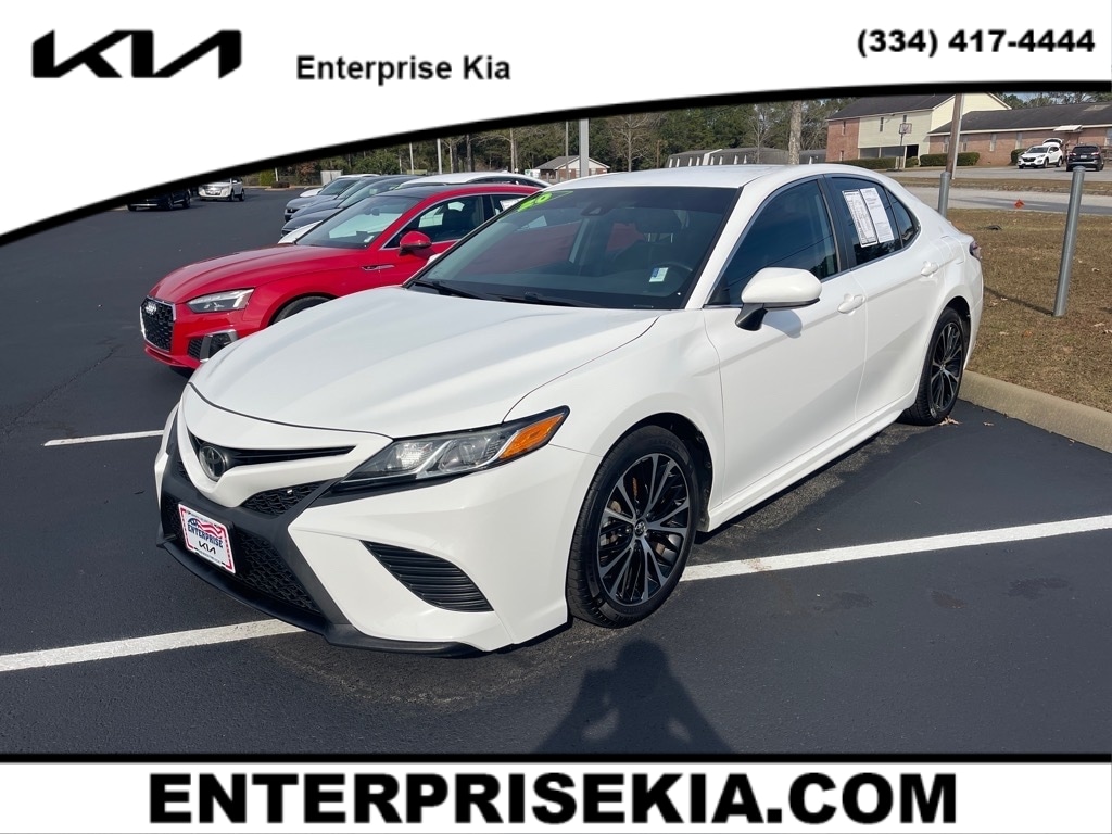 2020 Toyota Camry SE's photo