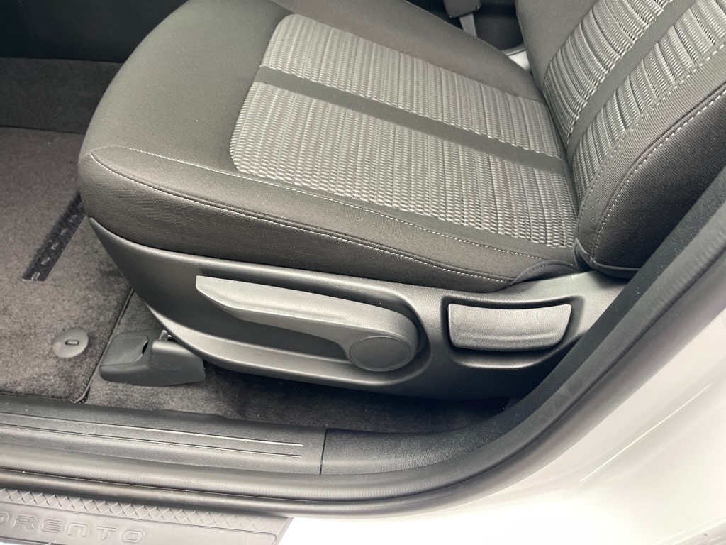 2026 Kia Sorento LX - Photo 11