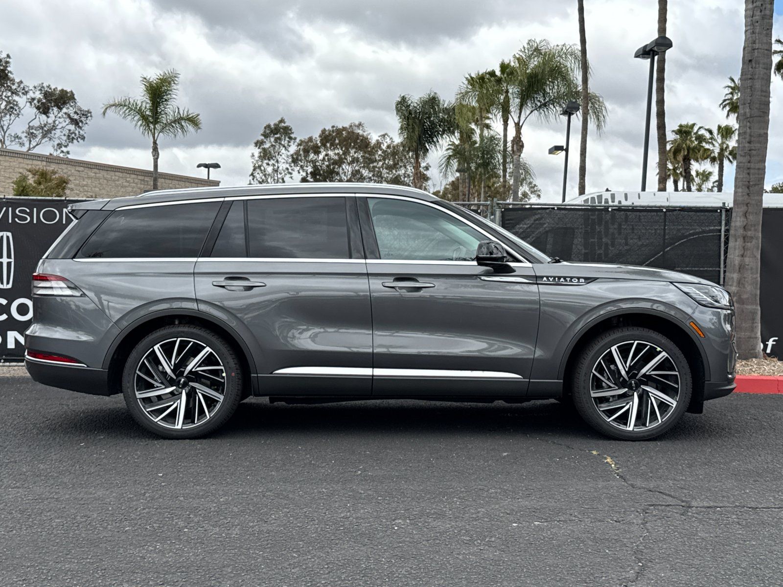 2025 Lincoln Aviator Reserve photo 3