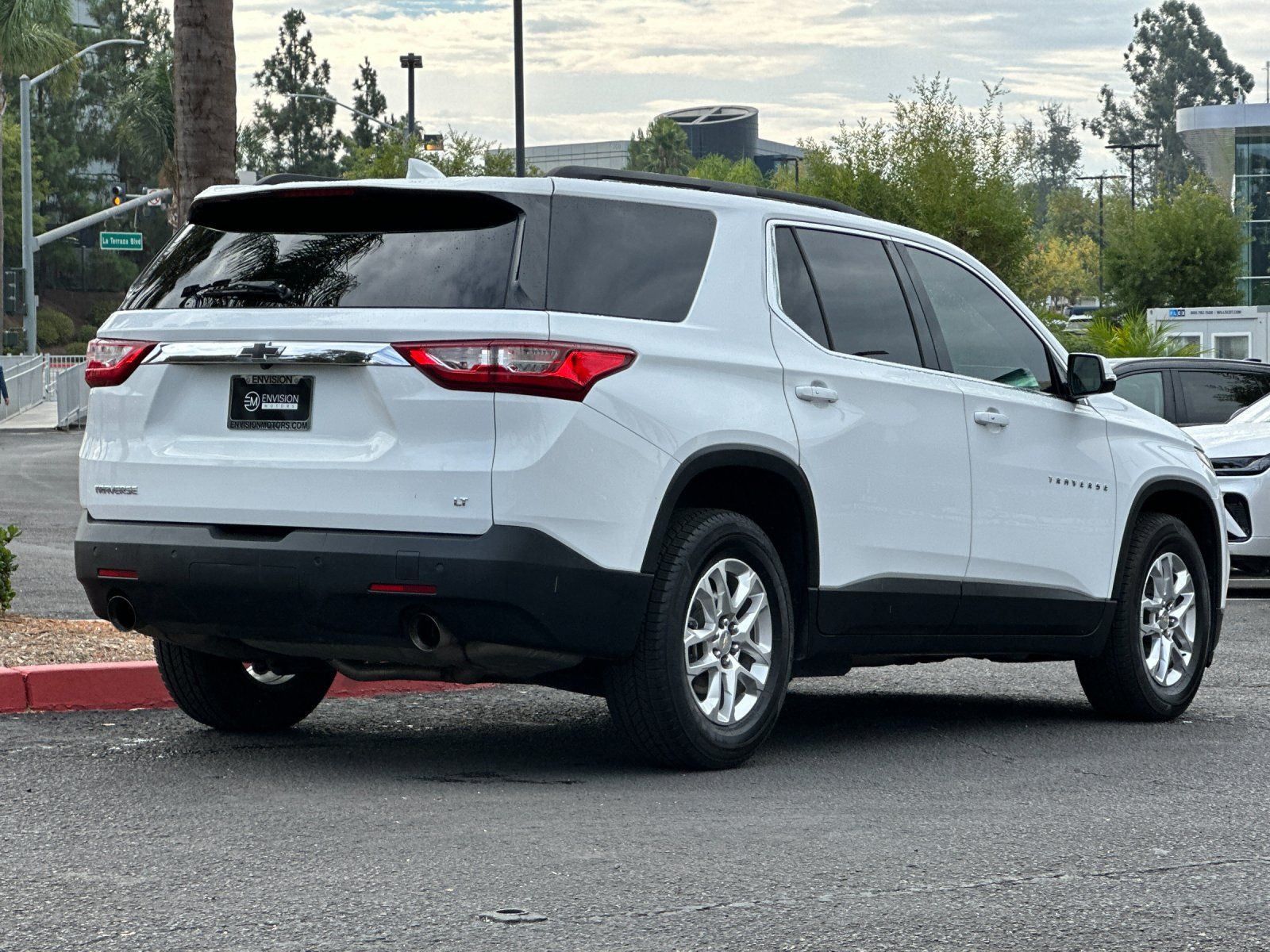 2019 Chevrolet Traverse 1LT photo 2