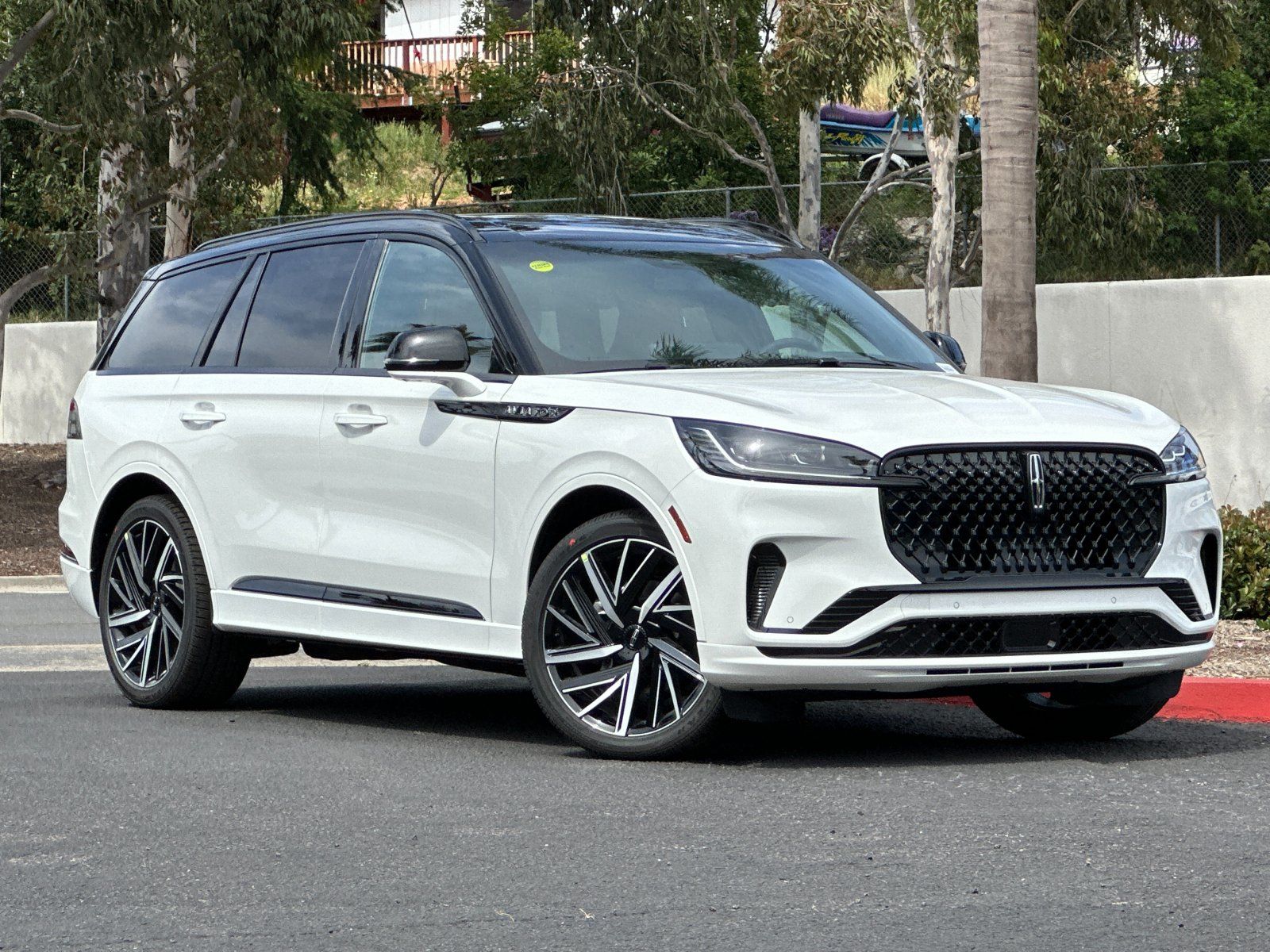 2025 Lincoln Aviator Black Label photo 2