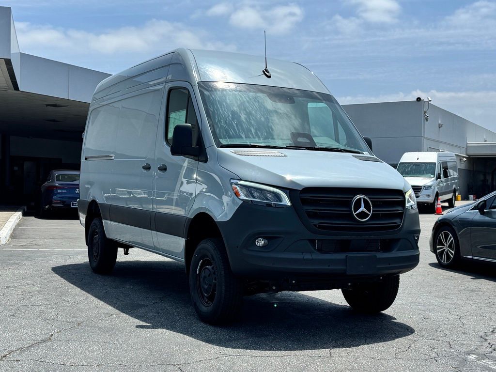 2025 Mercedes-Benz Sprinter 2500 144 WB HO Standard Roof 4x4's photo