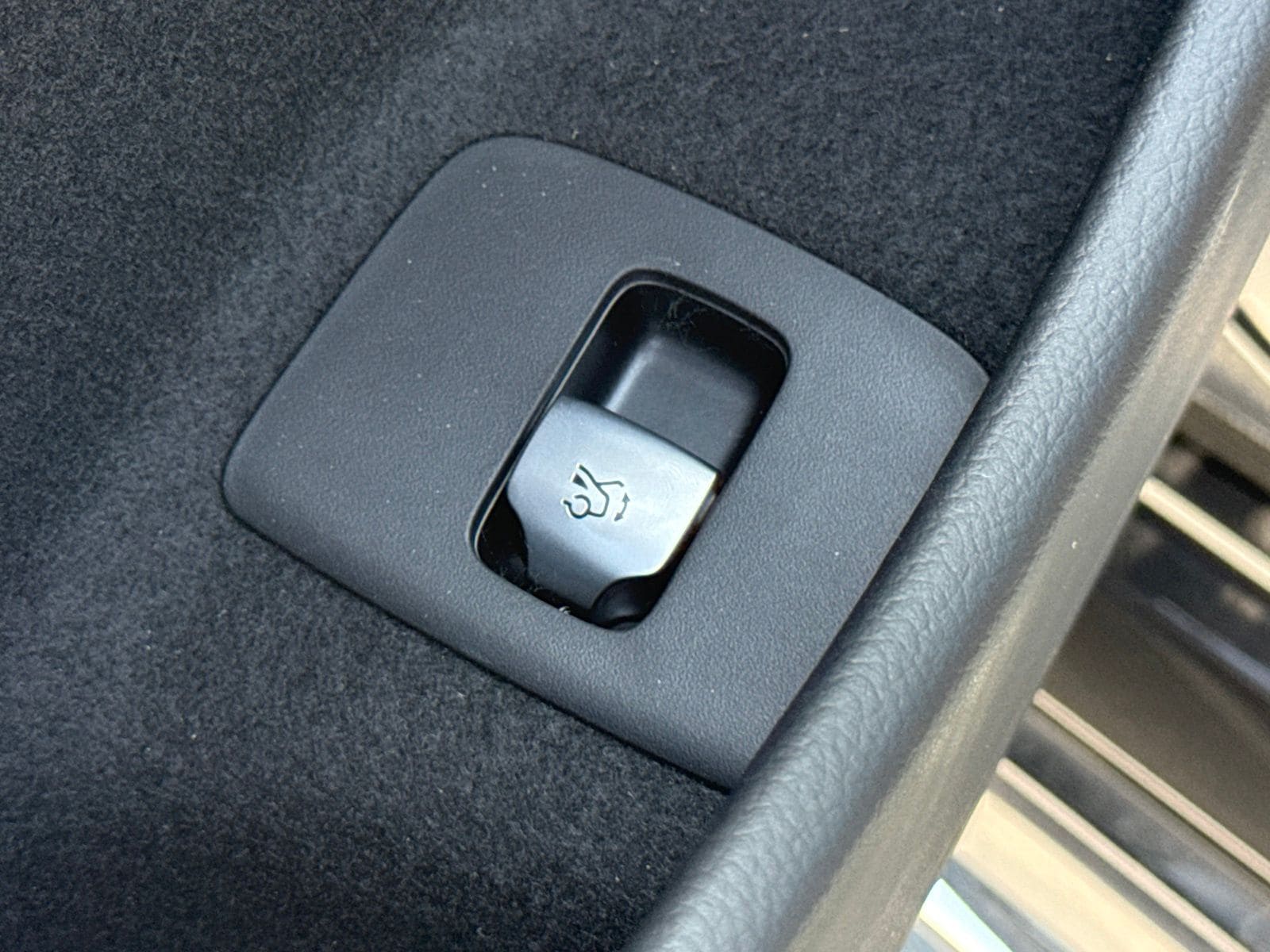 2025 Mercedes-Benz E-Class E350 - Photo 17