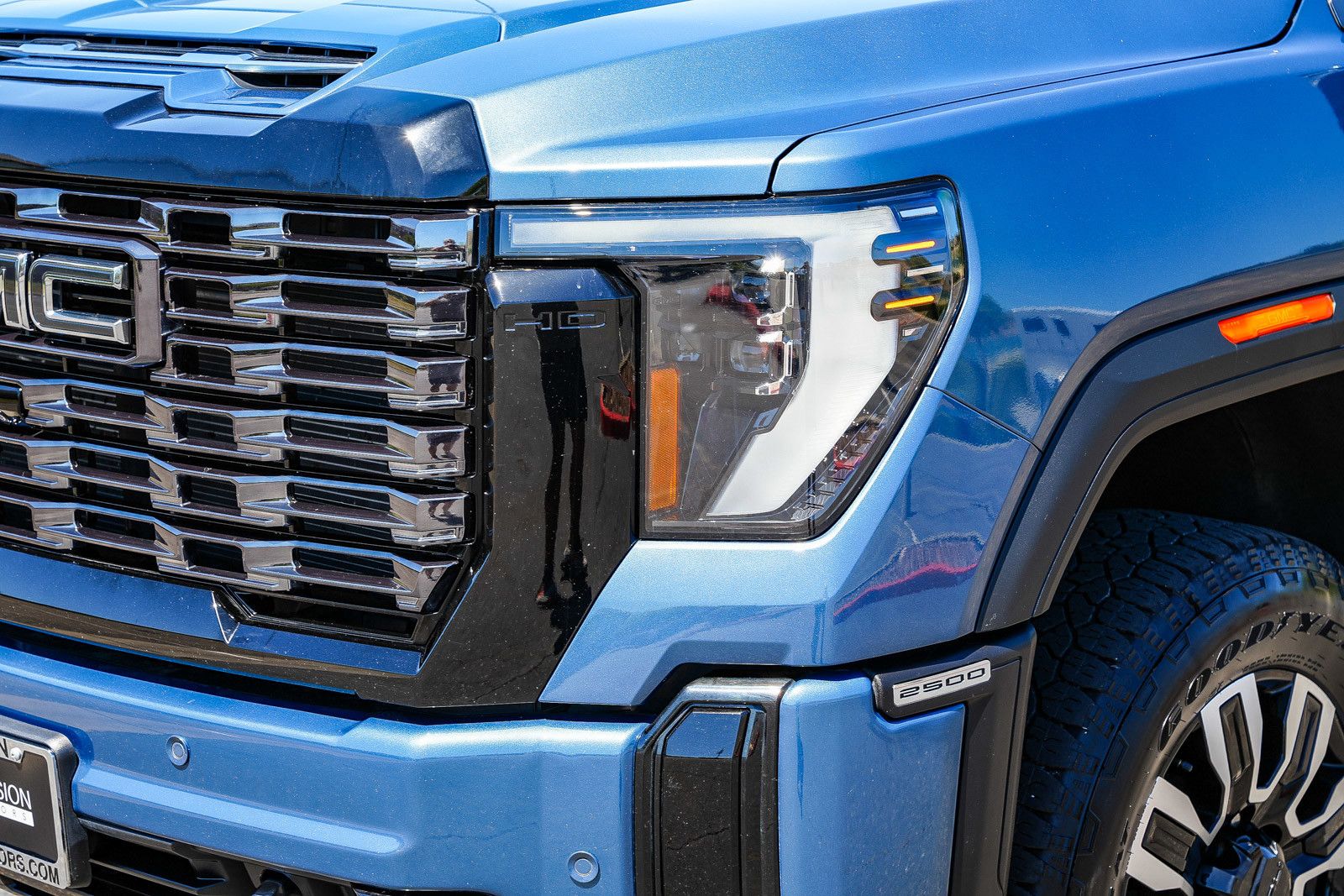 2025 GMC Sierra 2500HD Denali Ultimate photo 3