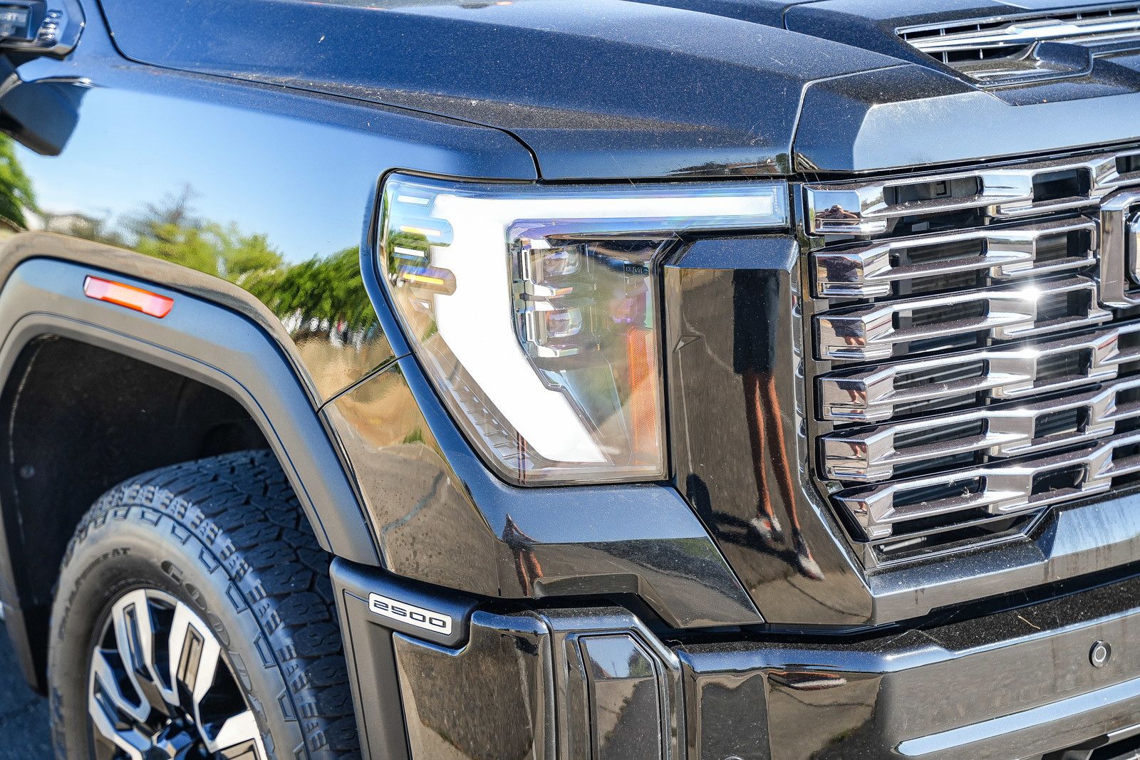 2025 GMC Sierra 2500HD Denali Ultimate photo 3