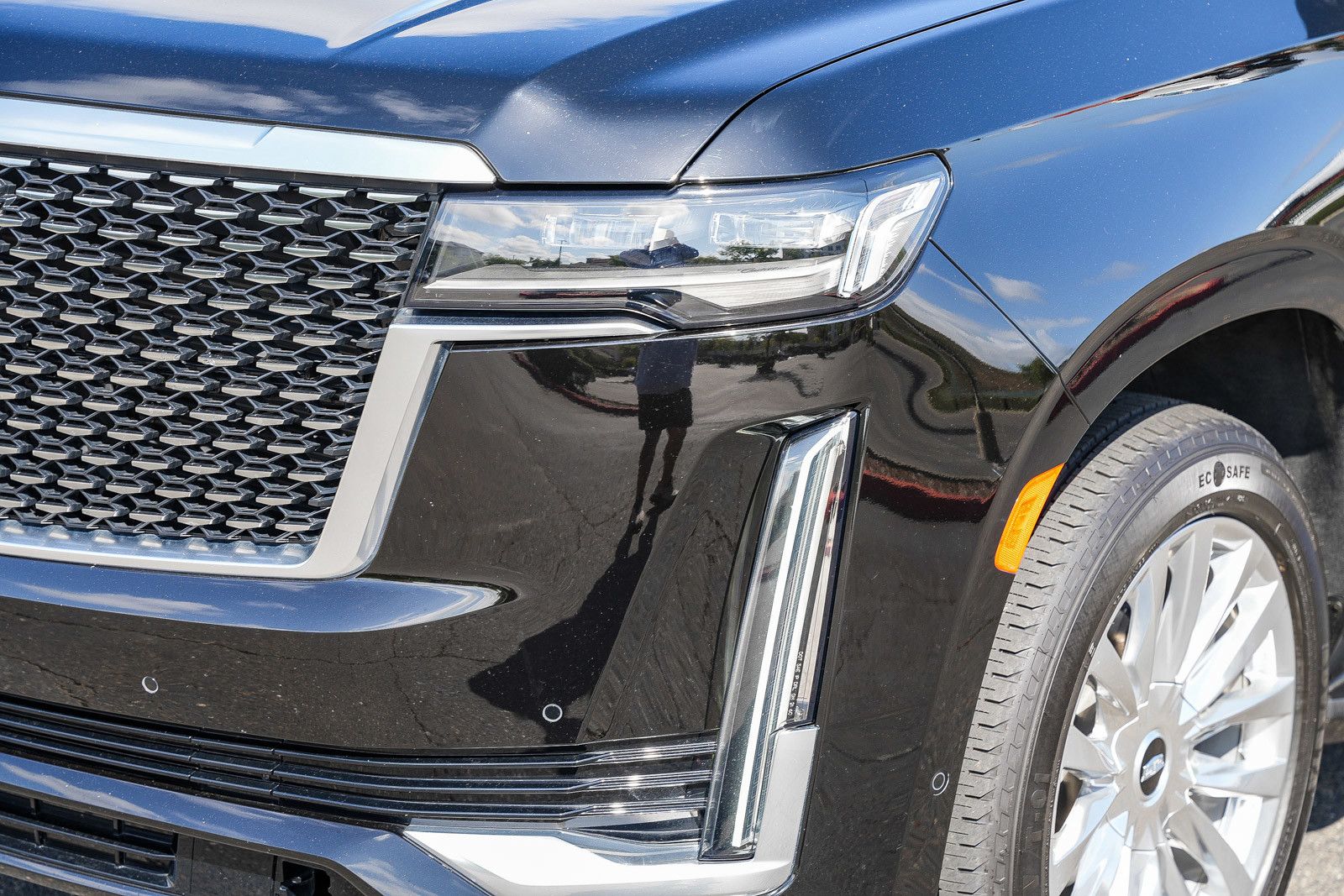 2023 Cadillac Escalade Premium Luxury photo 3