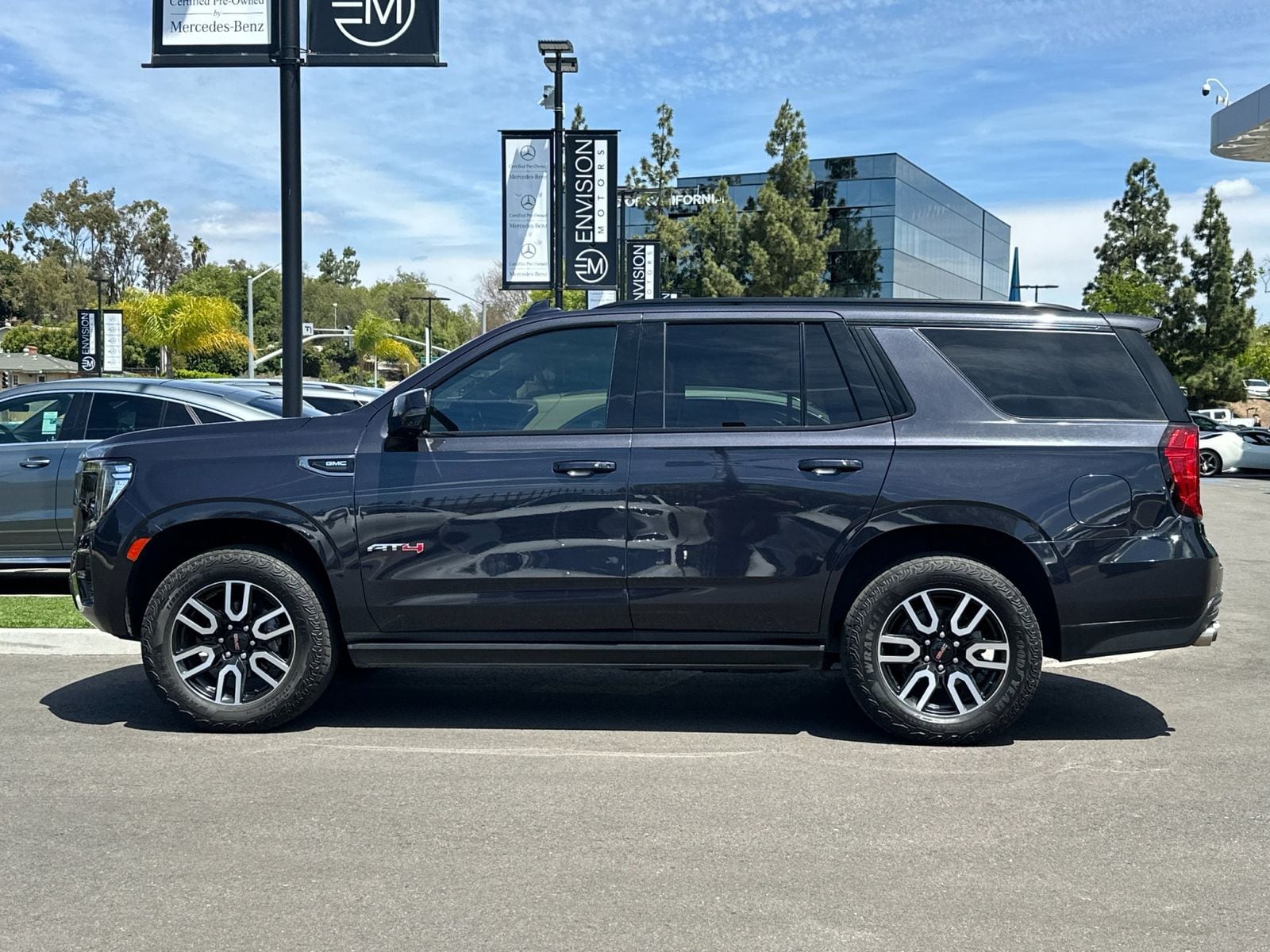 2023 GMC Yukon AT4 photo 5