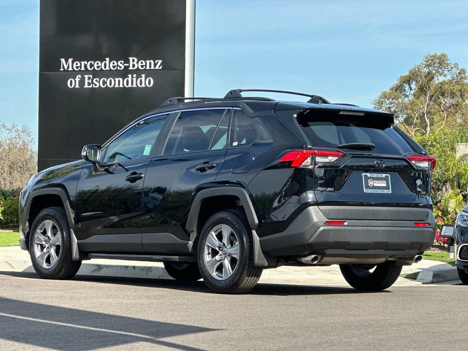 2025 Toyota RAV4 XLE photo 4