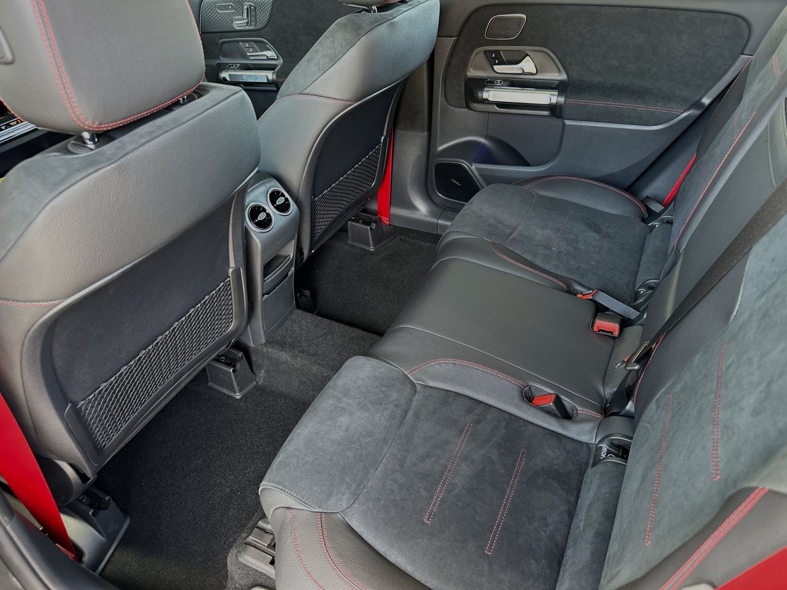 2025 Mercedes-Benz GLB GLB35 AMG - Photo 12