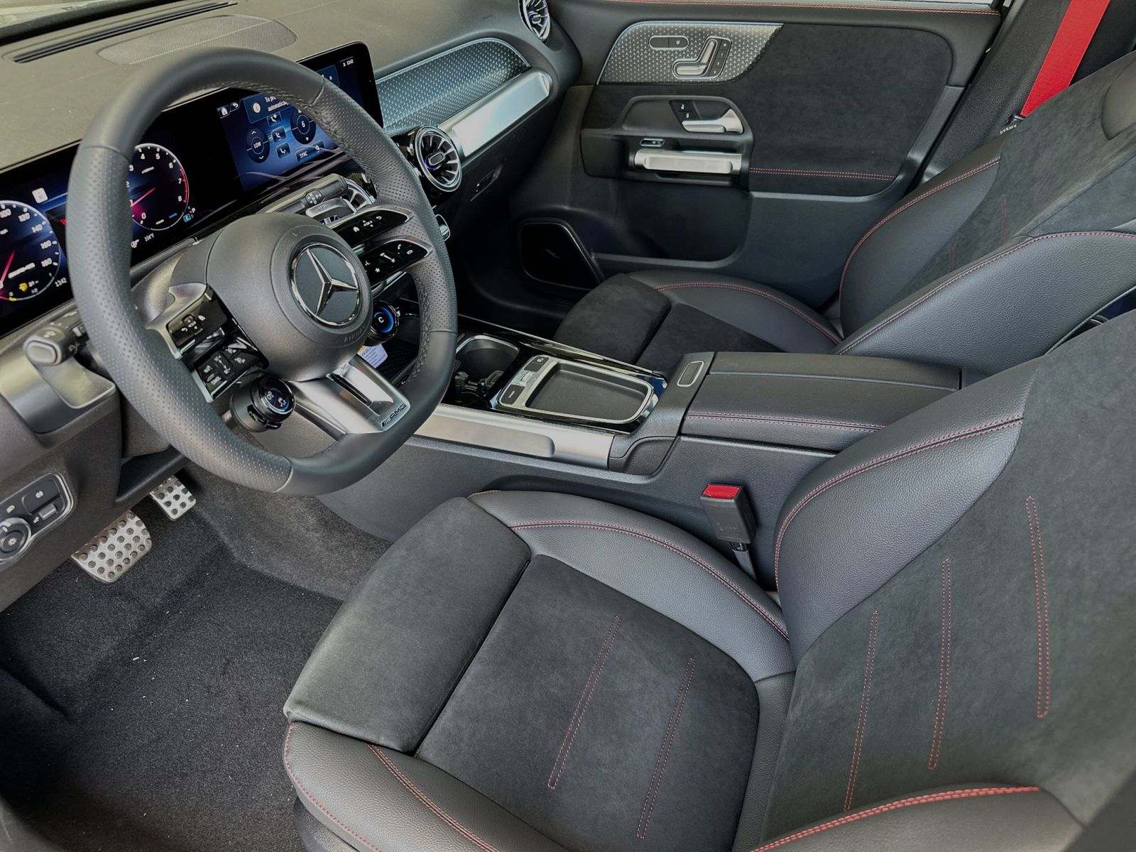 2025 Mercedes-Benz GLB GLB35 AMG - Photo 10
