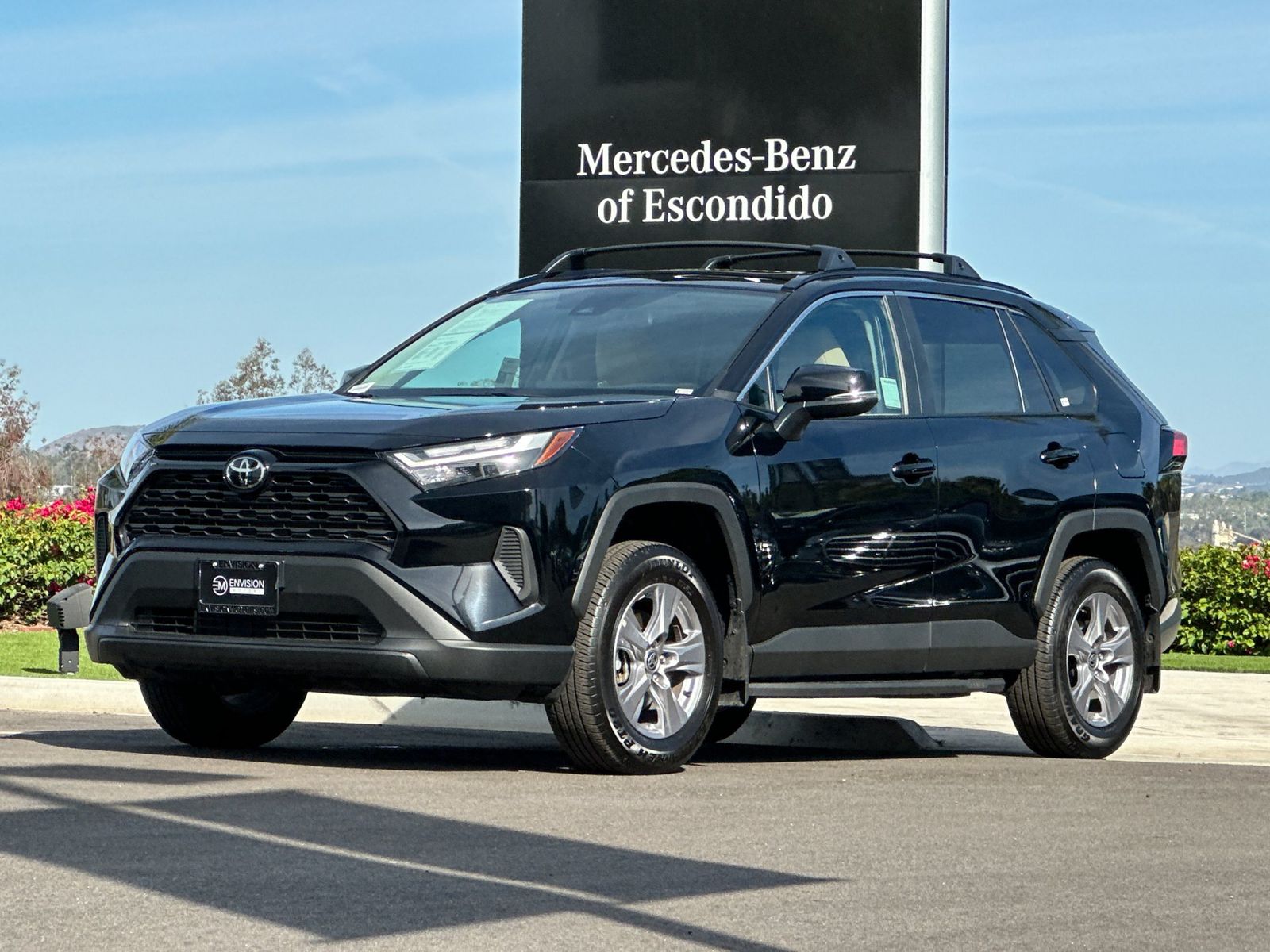 2025 Toyota RAV4 XLE photo 6