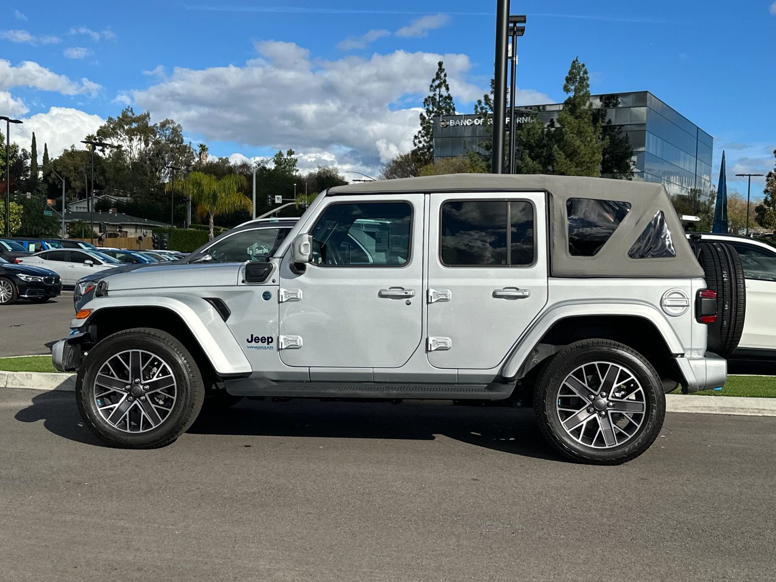 2022 Jeep Wrangler Unlimited 4xe Sahara photo 5