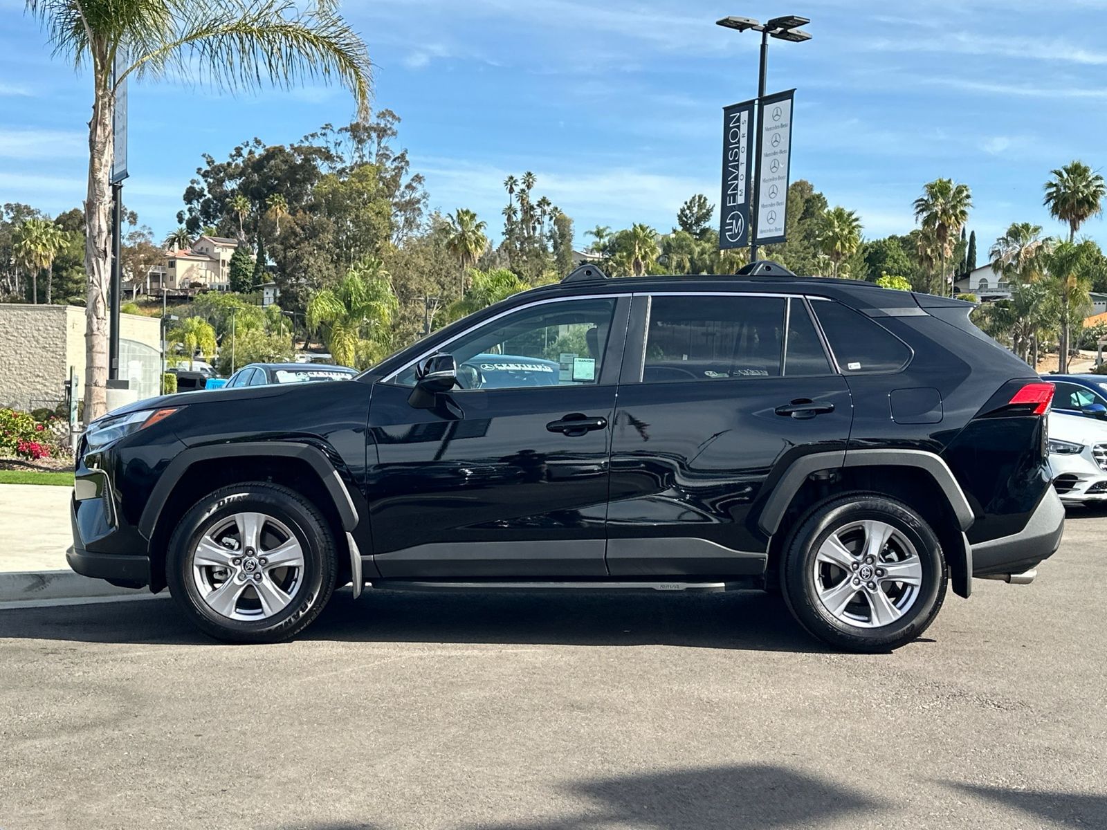 2025 Toyota RAV4 XLE photo 5