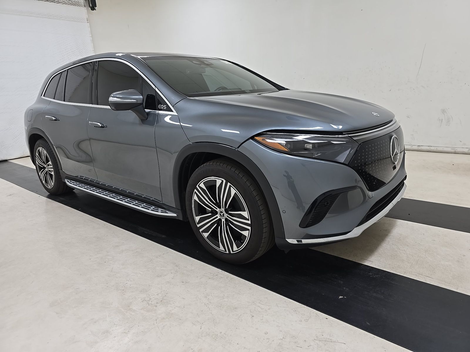 2023 Mercedes-Benz EQS SUV EQS 450+'s photo