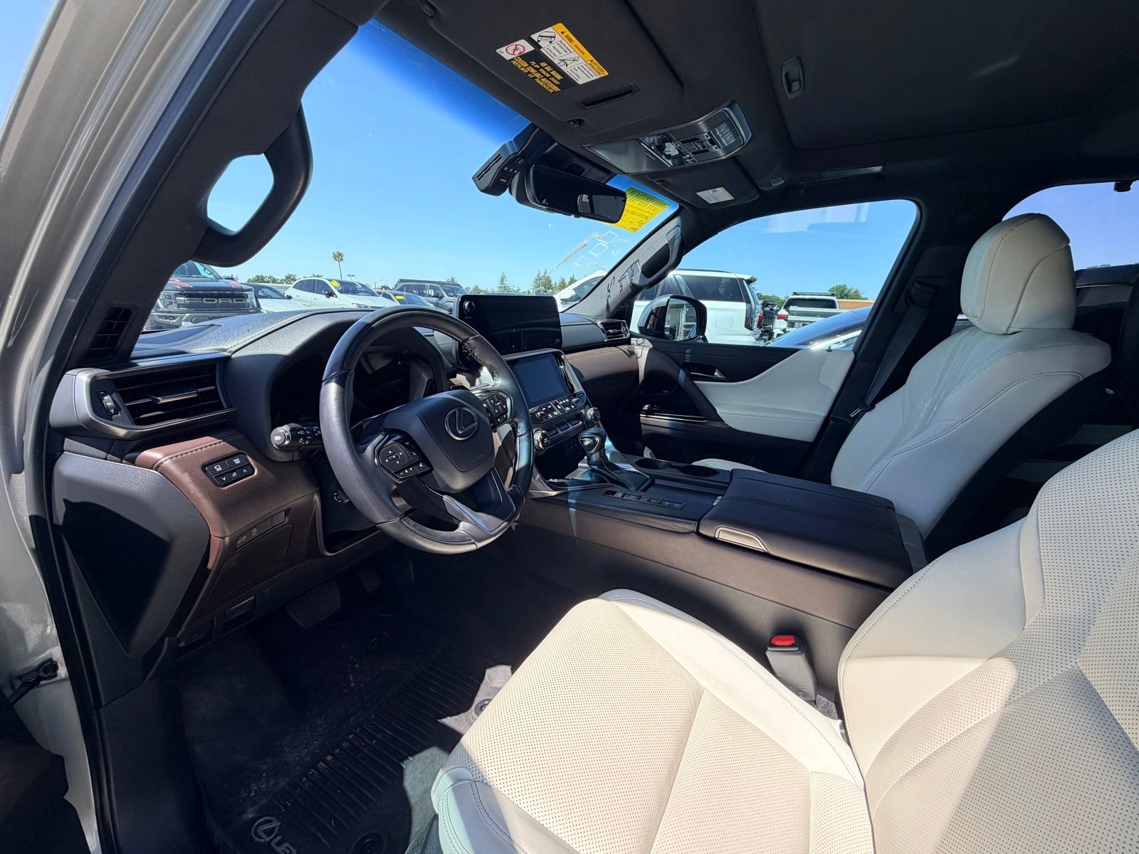 2023 LEXUS LX 600 Luxury photo 2
