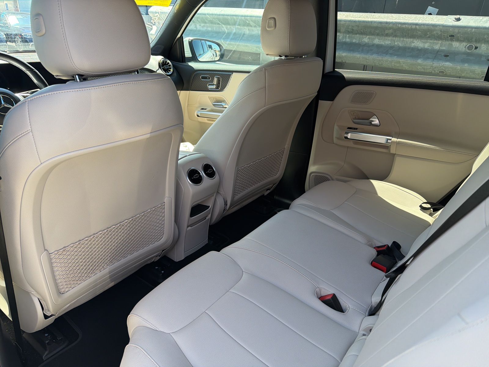 2024 Mercedes-Benz EQB 300 photo 3