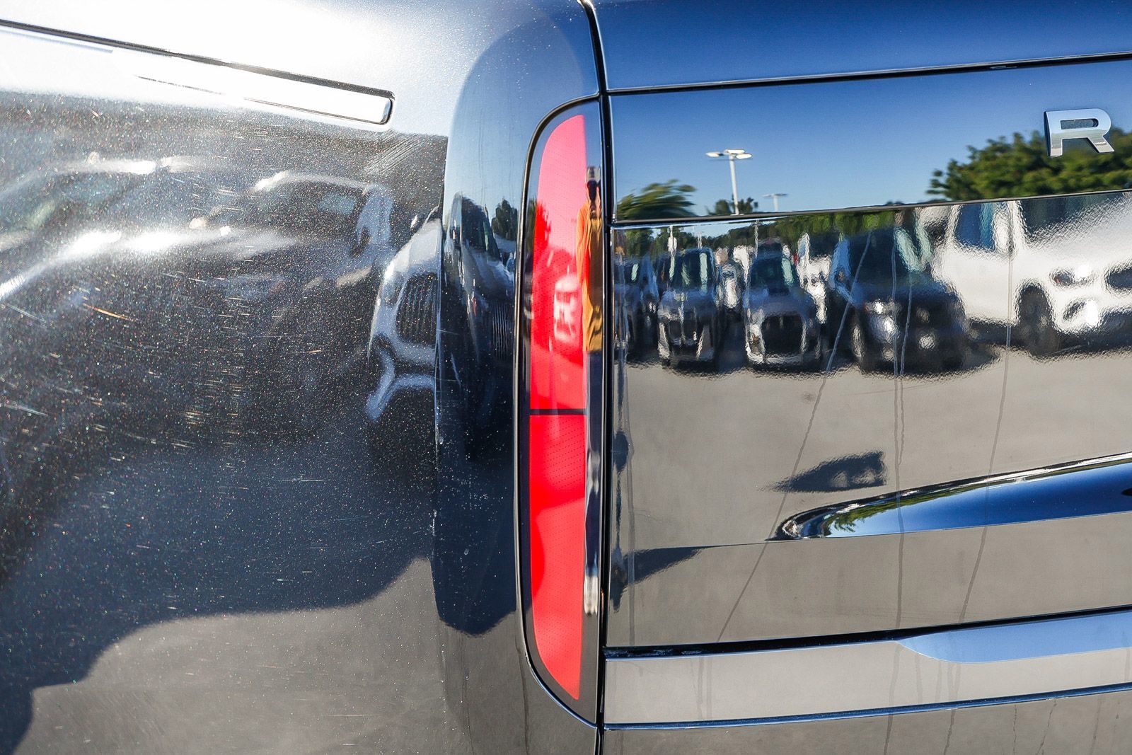 2023 Land Rover Range Rover SE photo 3