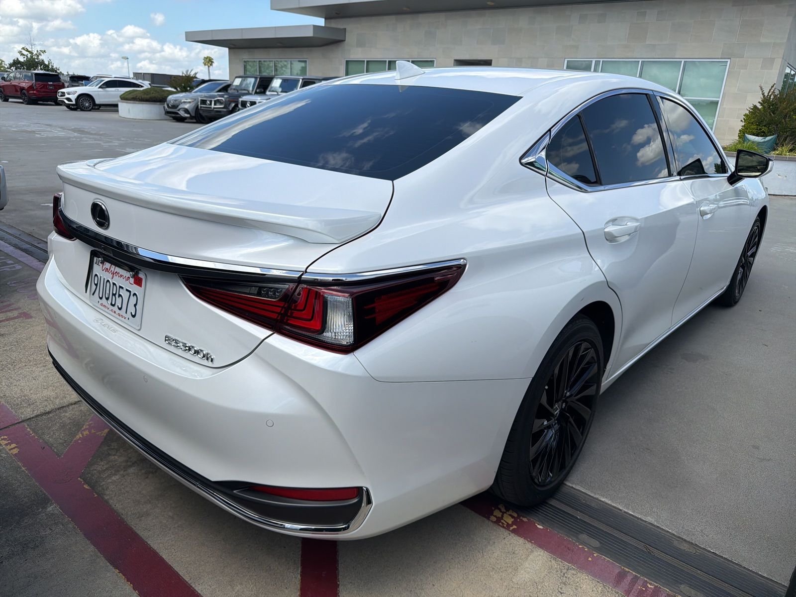 2025 LEXUS ES 300h Luxury photo 3