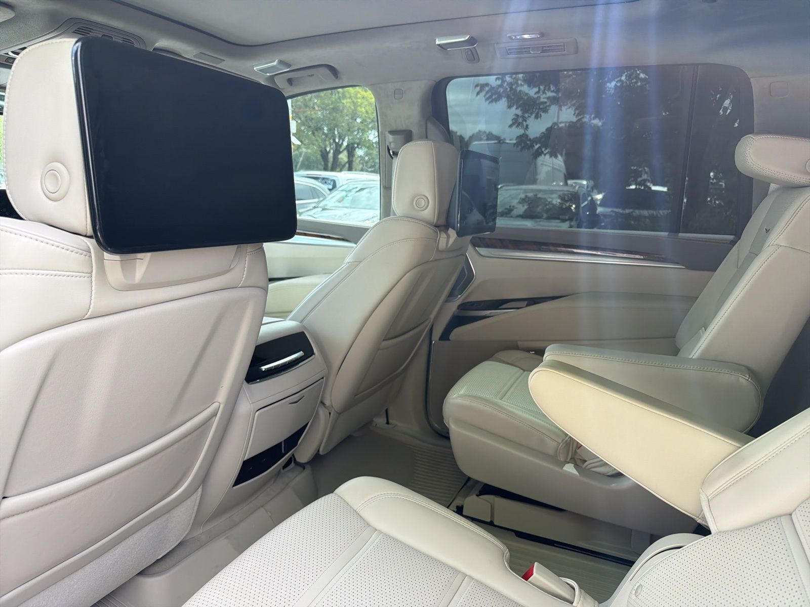 2025 Cadillac Escalade ESV Sport Platinum photo 4