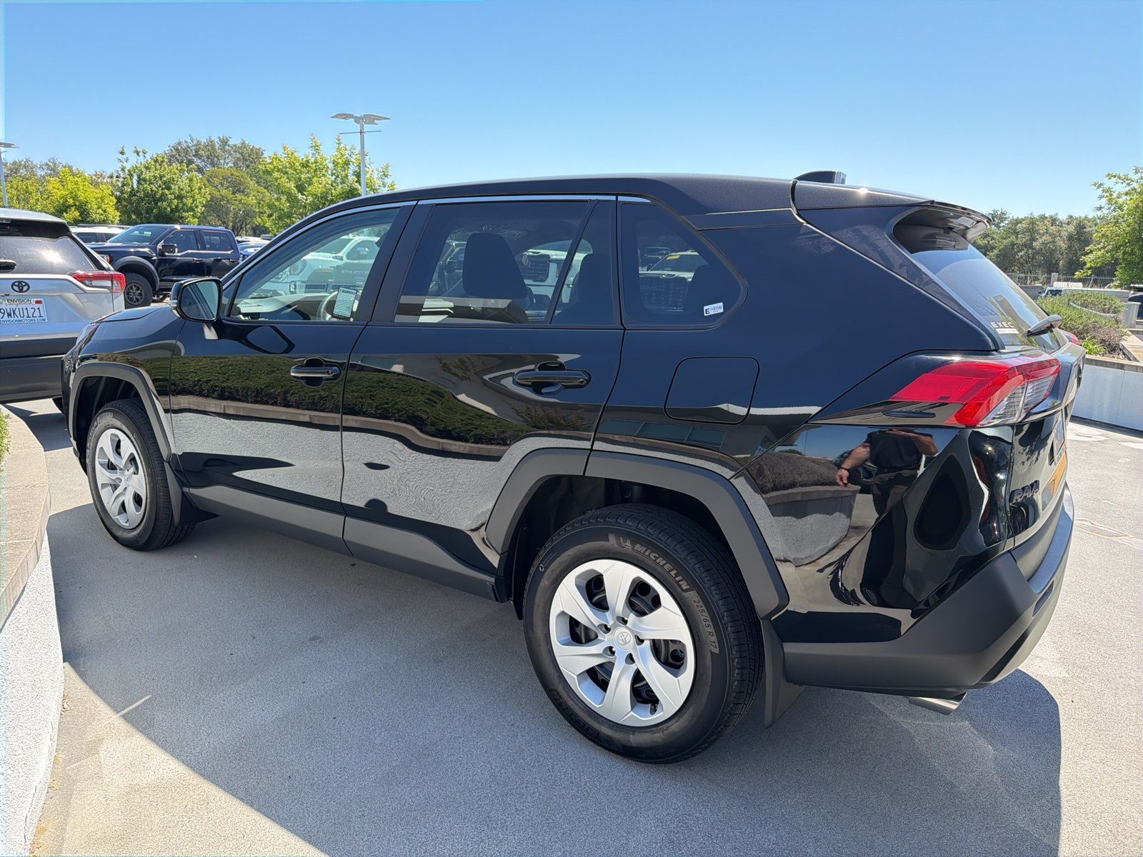 2025 Toyota RAV4 LE photo 4
